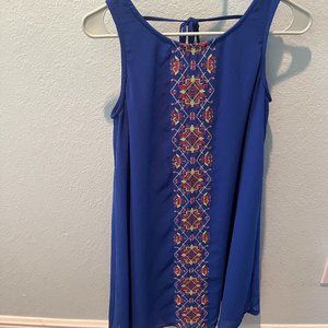 Sleeveless dress with tie at the neck